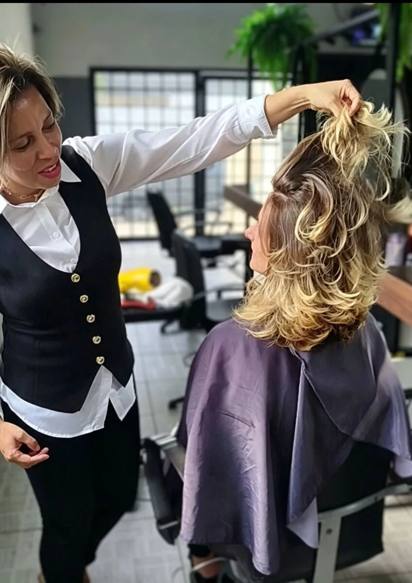 Eliana cortando cabelo de uma cliente na Estética Hair7