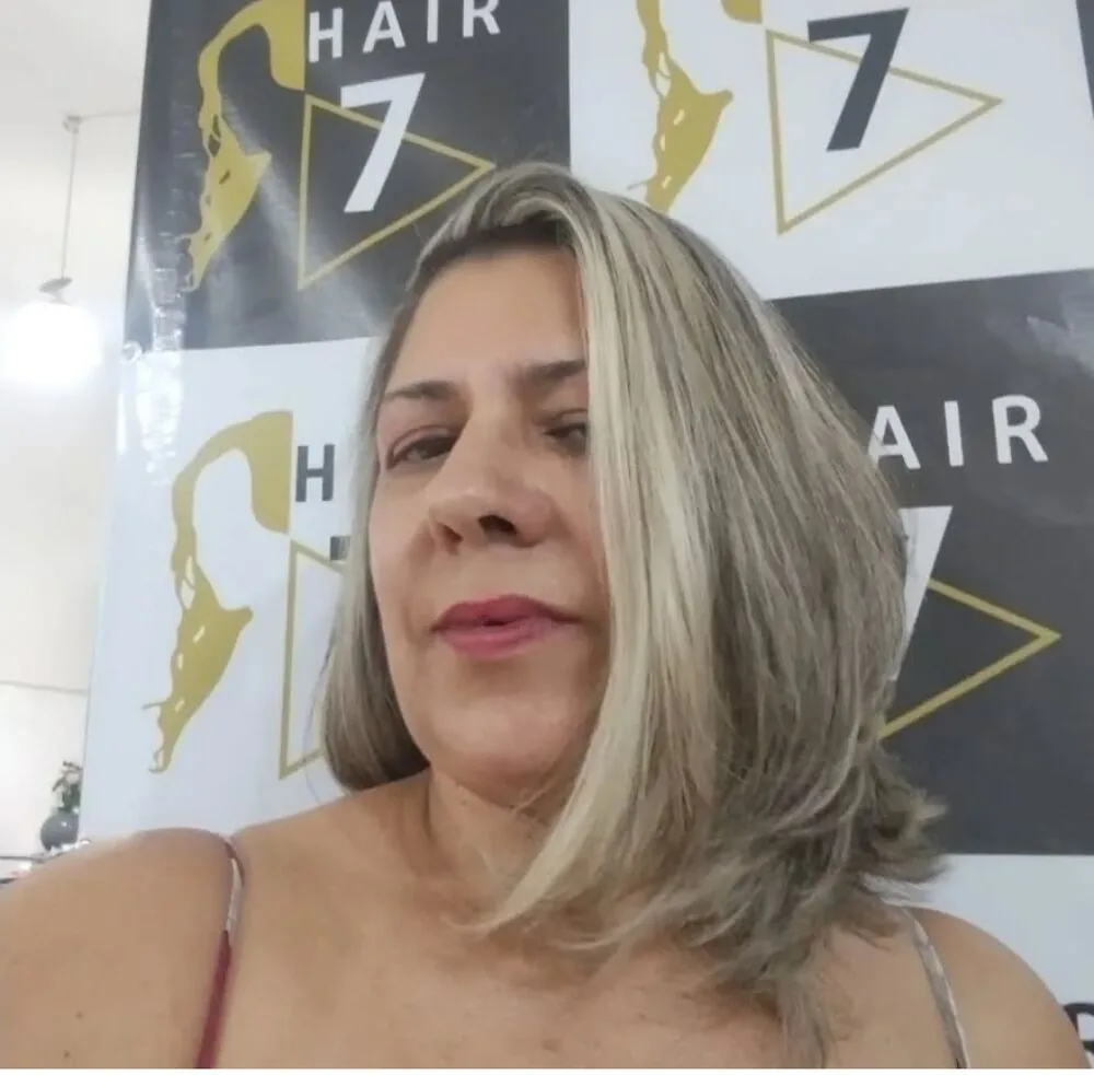 Loiro platinado com acabamento no salão Estética Hair7