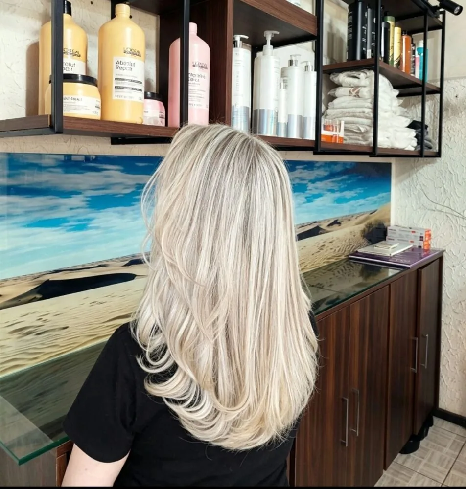 Cabelo loiro platinado liso feito na Estética Hair7
