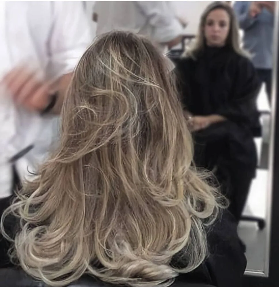 Mechas loiras com movimento feitas na Estética Hair7