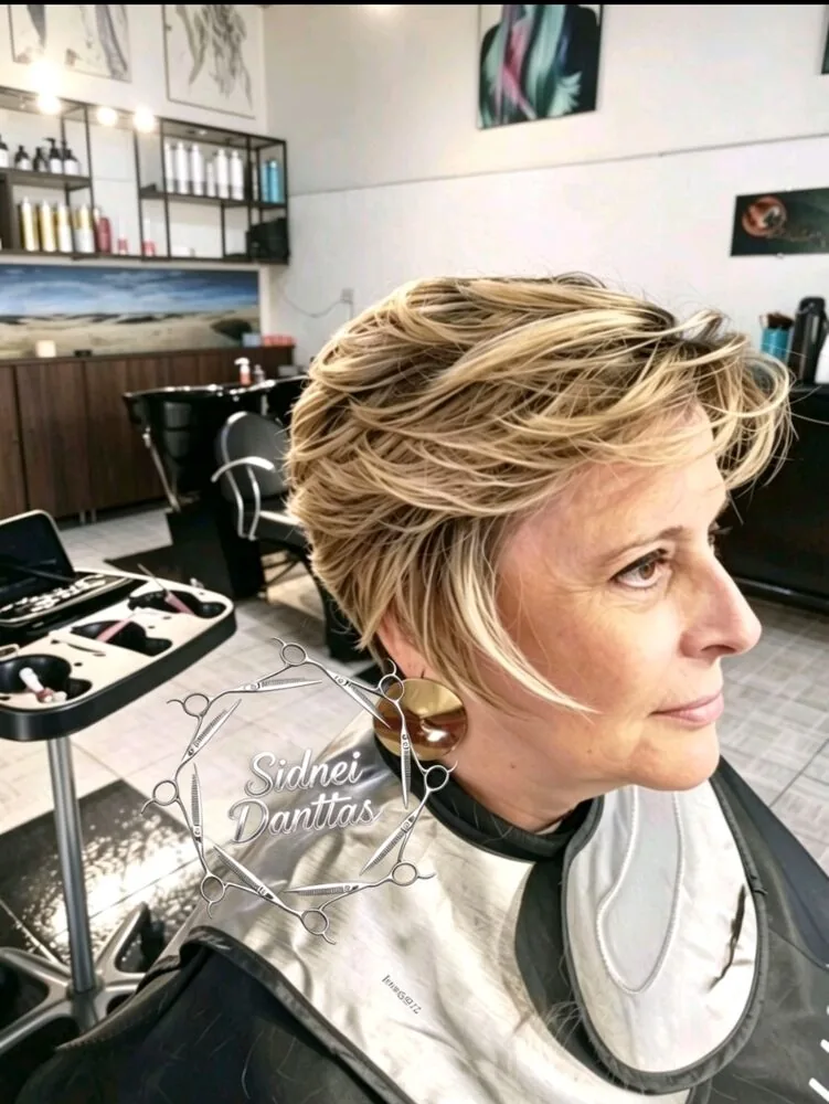 Aplicação de mechas loiras em andamento no salão