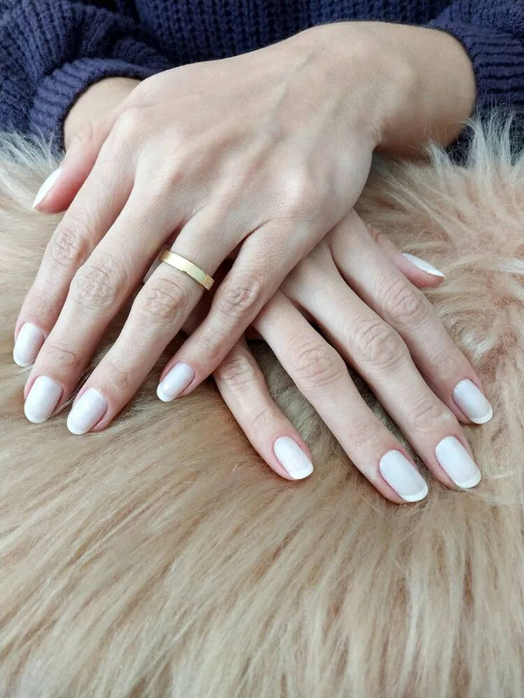 Manicure em esmalte branco feita na Estética Hair7 Manicure em esmalte branco feita na Estética Hair7