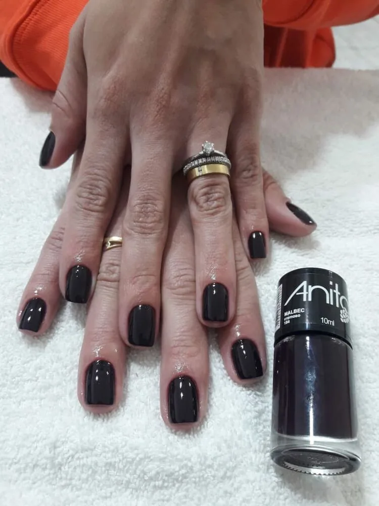 Manicure em esmalte preto feita na Estética Hair7 Manicure em esmalte preto feita na Estética Hair7
