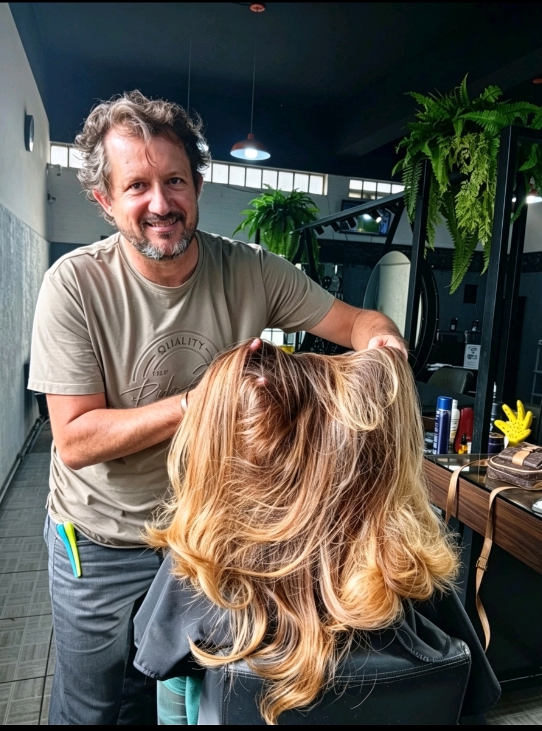 Loiro platinado feito pelo Sidnei no salão Hair 7